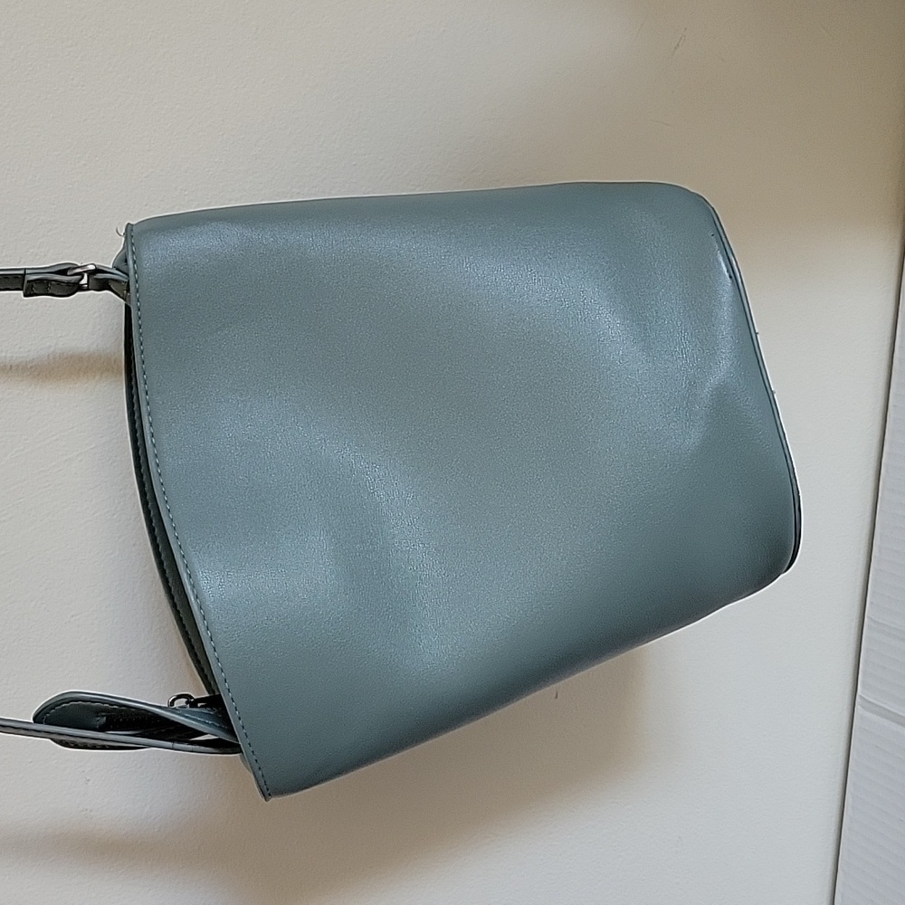A new day by universal thread , bucket purse. Light green